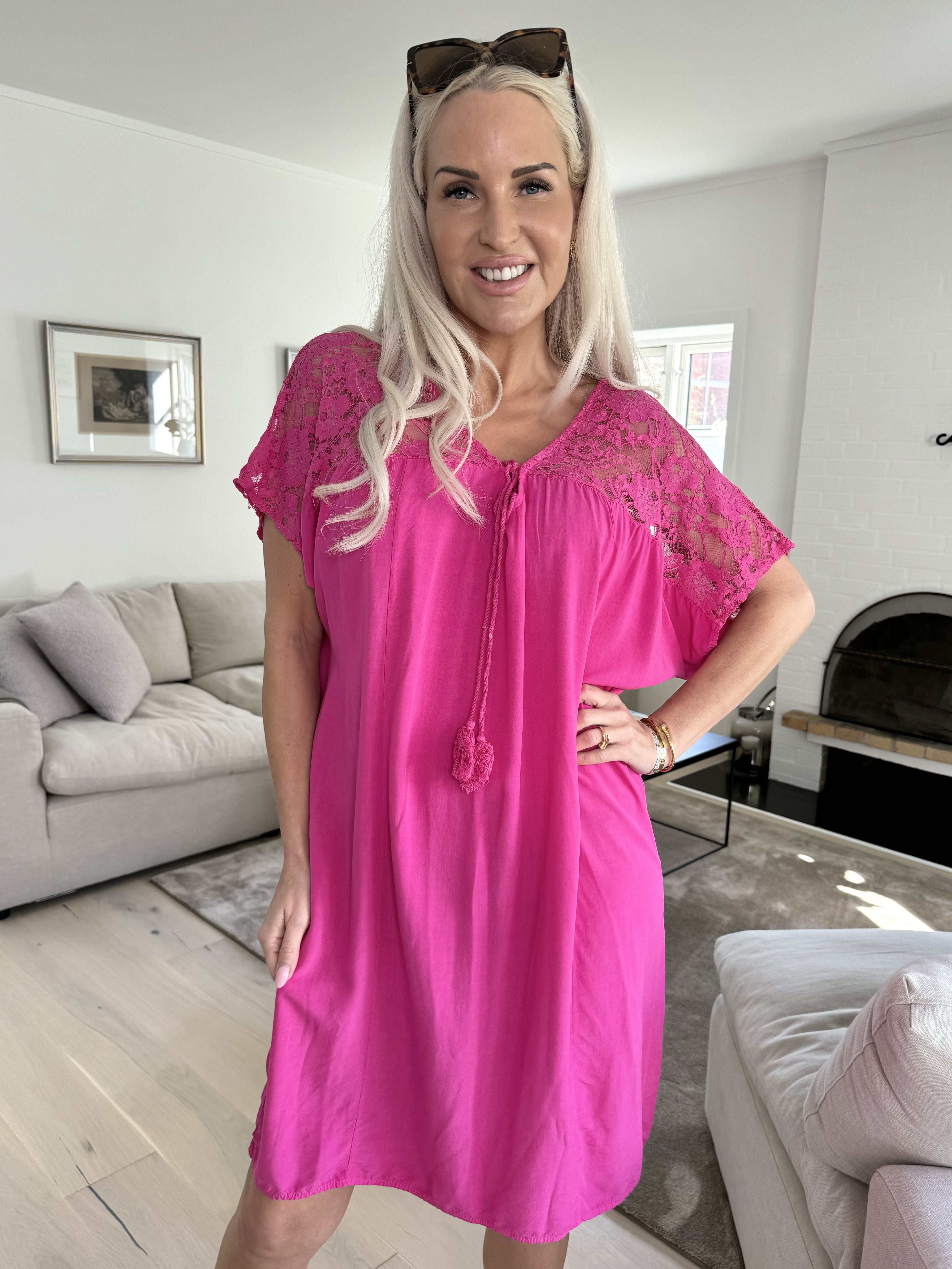 Martina - Sød kjole i viskose med blonde i toppen